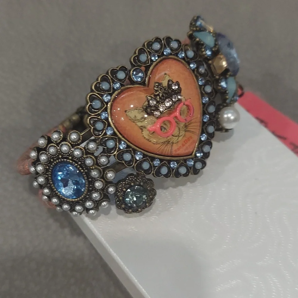 Betsey Johnson PRINCESS KITTY HINGED BRACELET - Picture 5 of 11